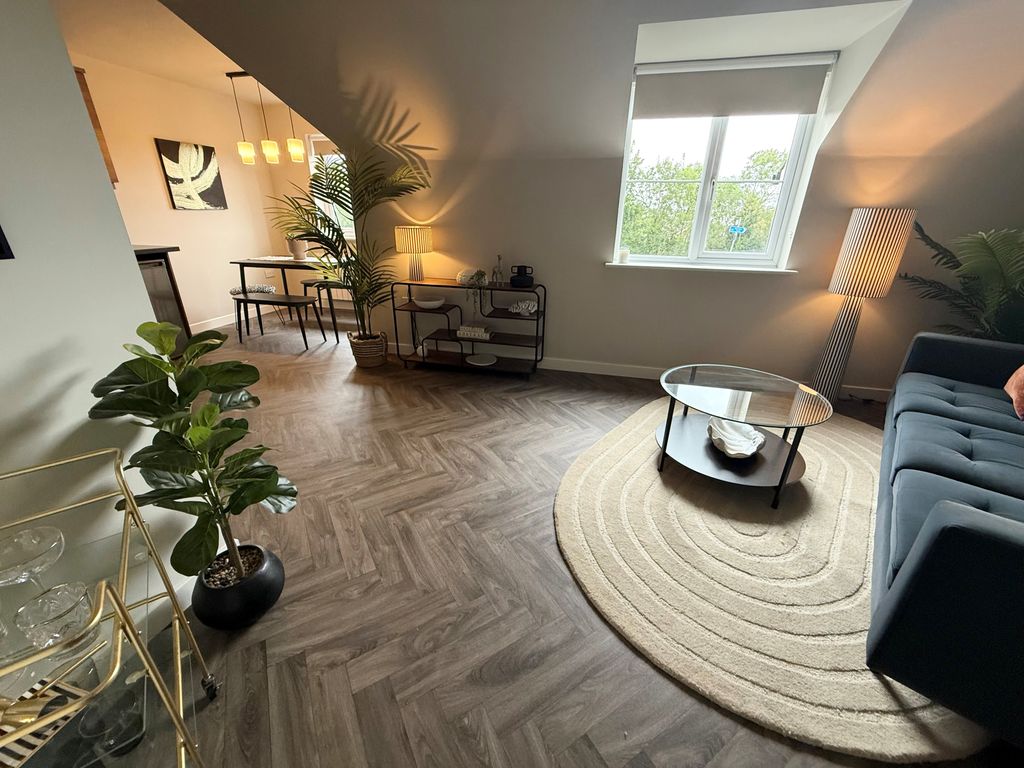 Property photo 3 of 12 Lounge 2