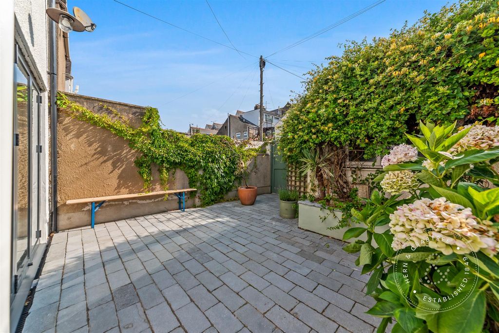 Property photo 3 of 54 Penllyn-Road-28.Jpg