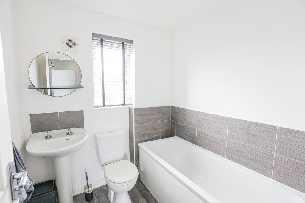 Property photo 3 of 13 Bathroom