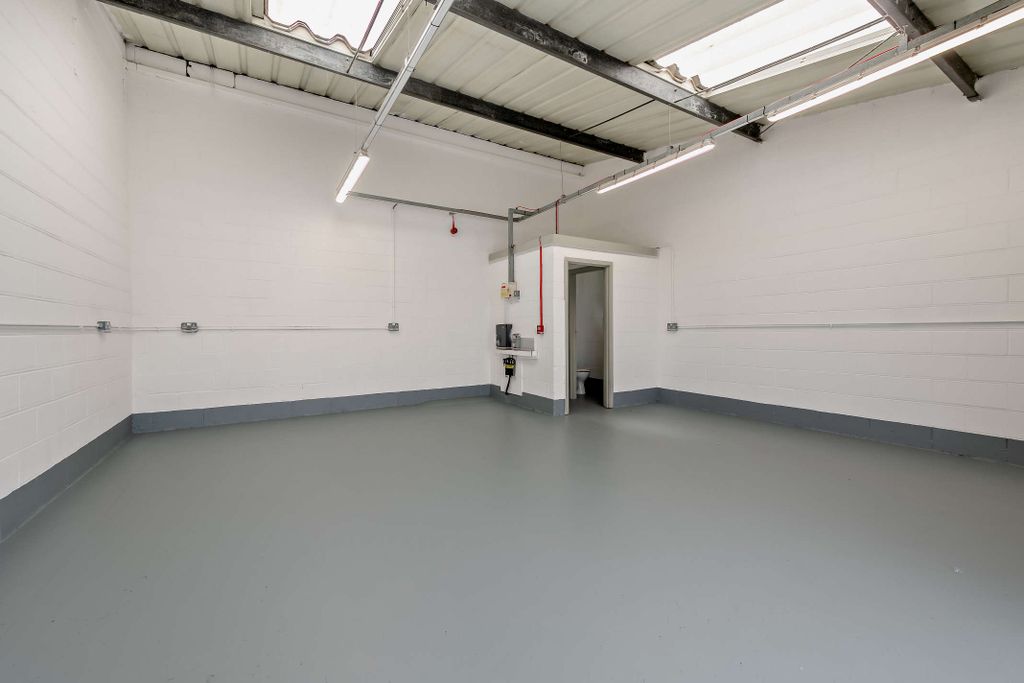 Property photo 3 of 16 8706872-Interior01-800