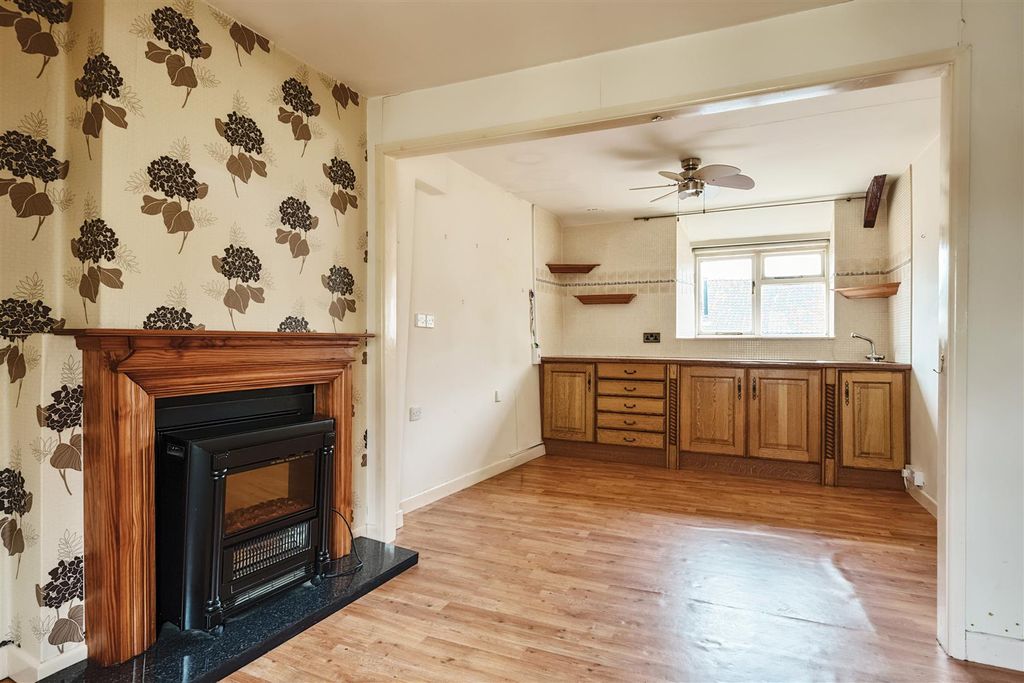 Property photo 3 of 6 Living Room / Kitchen
