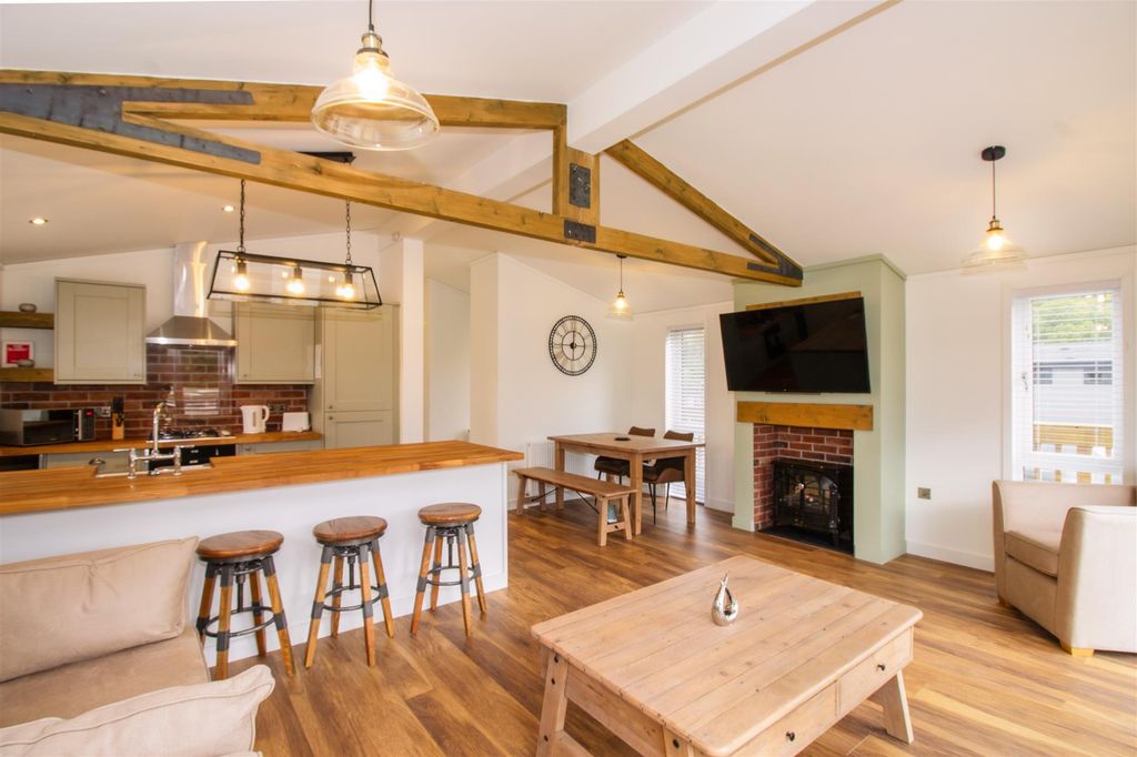 Property photo 3 of 11 Photo 2