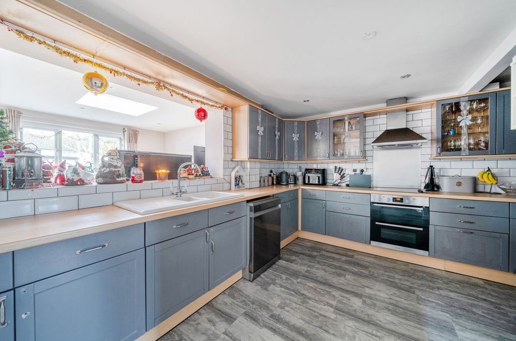 Property photo 2 of 21 1382133-8-6939A61...