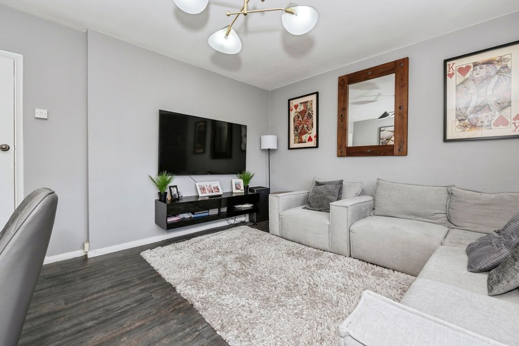 Property photo 3 of 13 Lounge