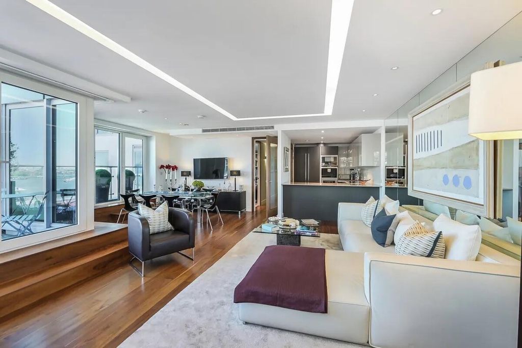 Property photo 2 of 22 Living Room