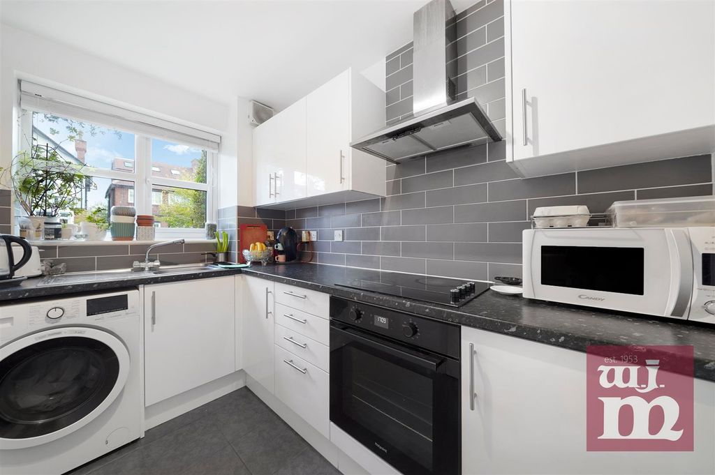 Property photo 2 of 9 Kitchen