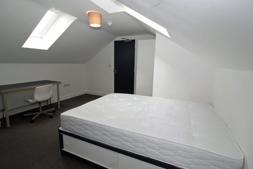 Property photo 3 of 8 Room 8 (4)
