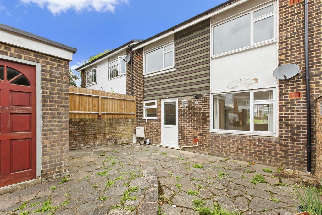Property photo 1 of 15 Hithercroft Road-10.Jpg