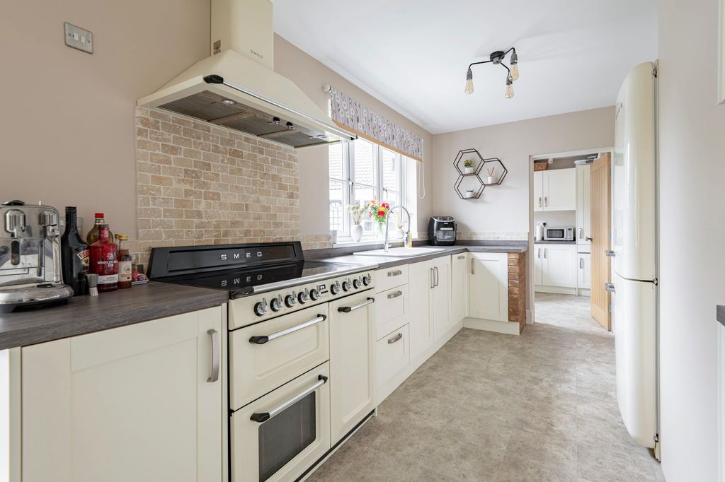 Property photo 3 of 28