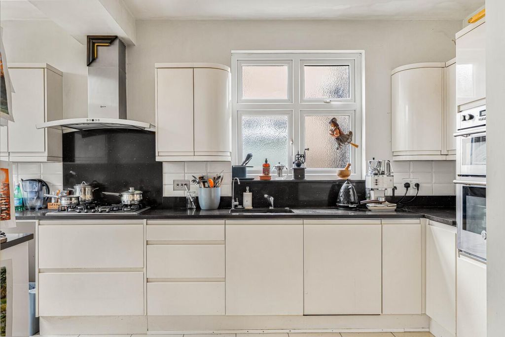 Property photo 3 of 19 Modern Fitted Kitchen (Pic 1):