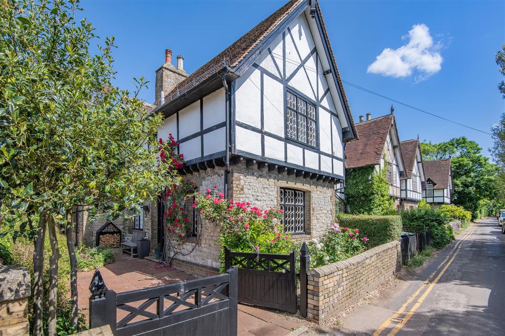 Property photo 1 of 18 8649125-Exterior05.Jpg