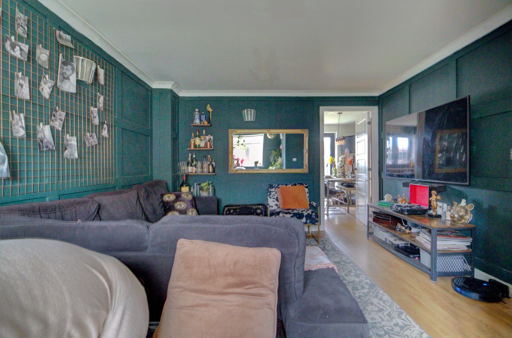 Property photo 2 of 11 Lounge