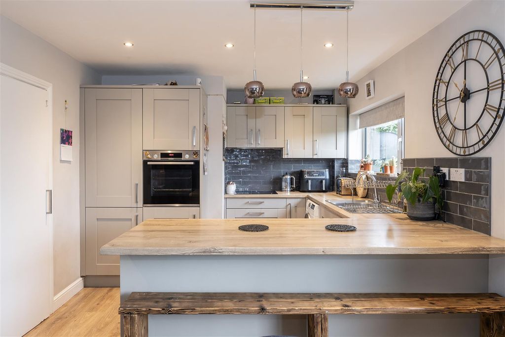 Property photo 2 of 12 23-Hill-Close-04 Copy.Jpg