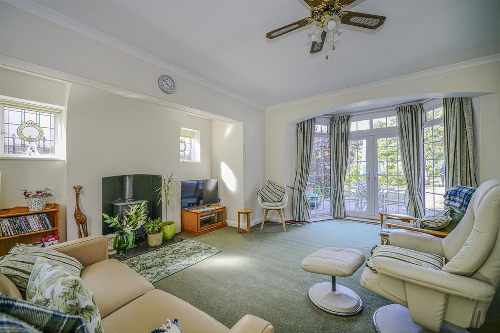 Property photo 2 of 44 Lounge