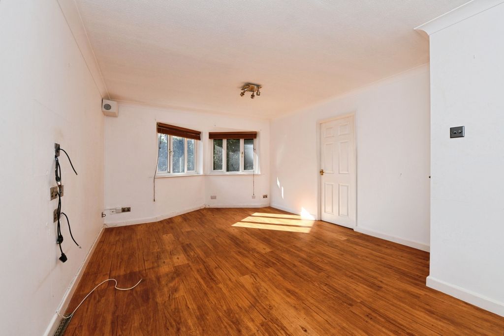 Property photo 3 of 11 Photo