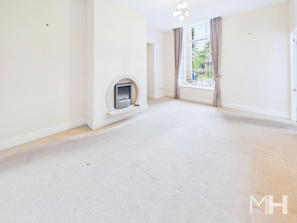 Property photo 3 of 11 Living Room