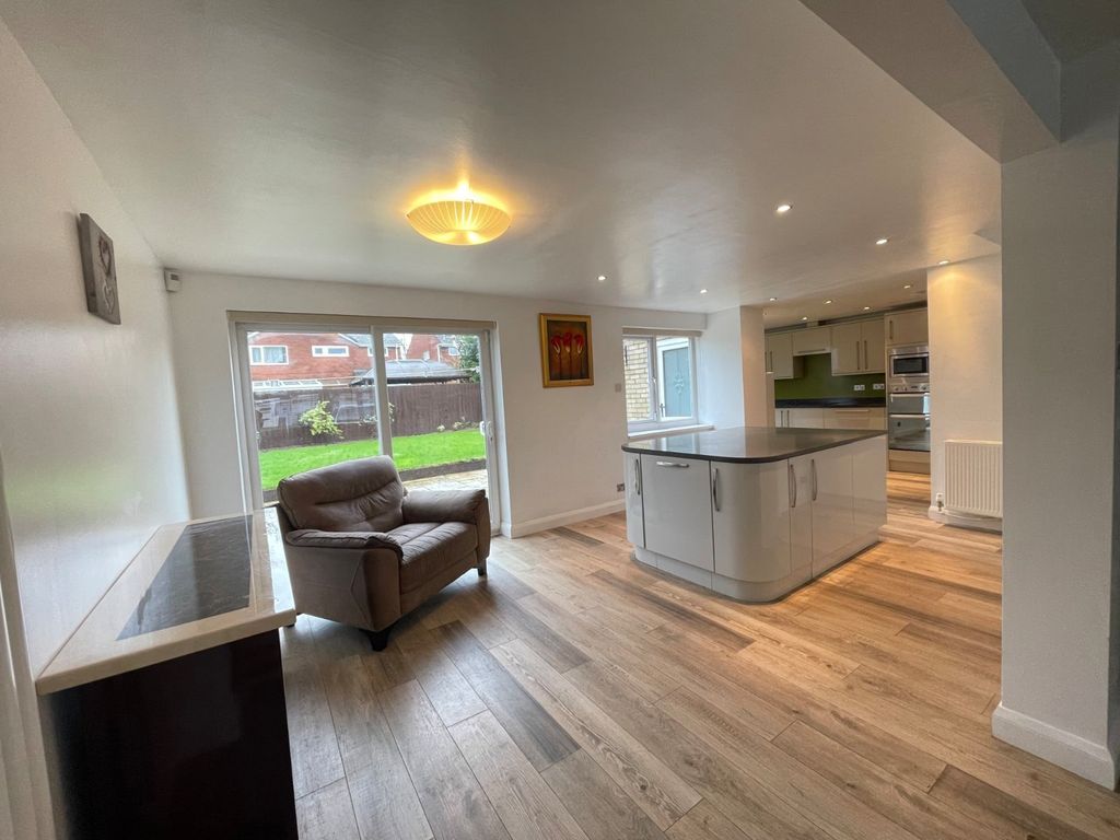 Property photo 2 of 11 Dining Kitchen
