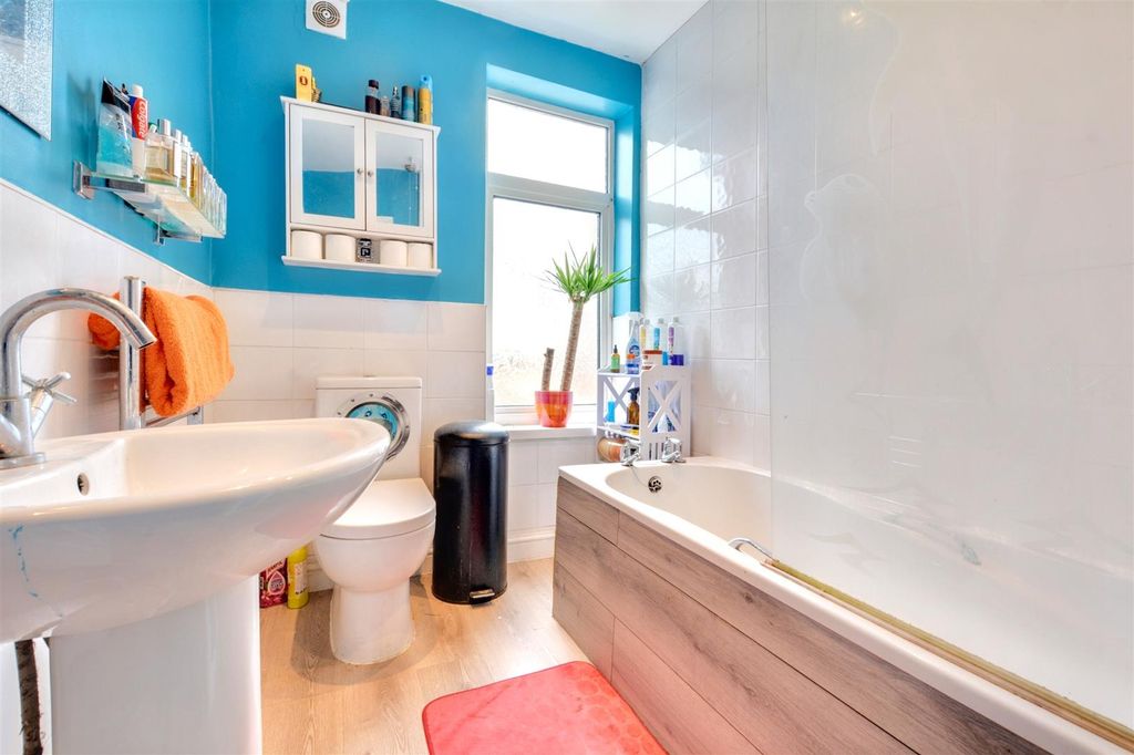 Property photo 3 of 11 Bathroom.Jpeg