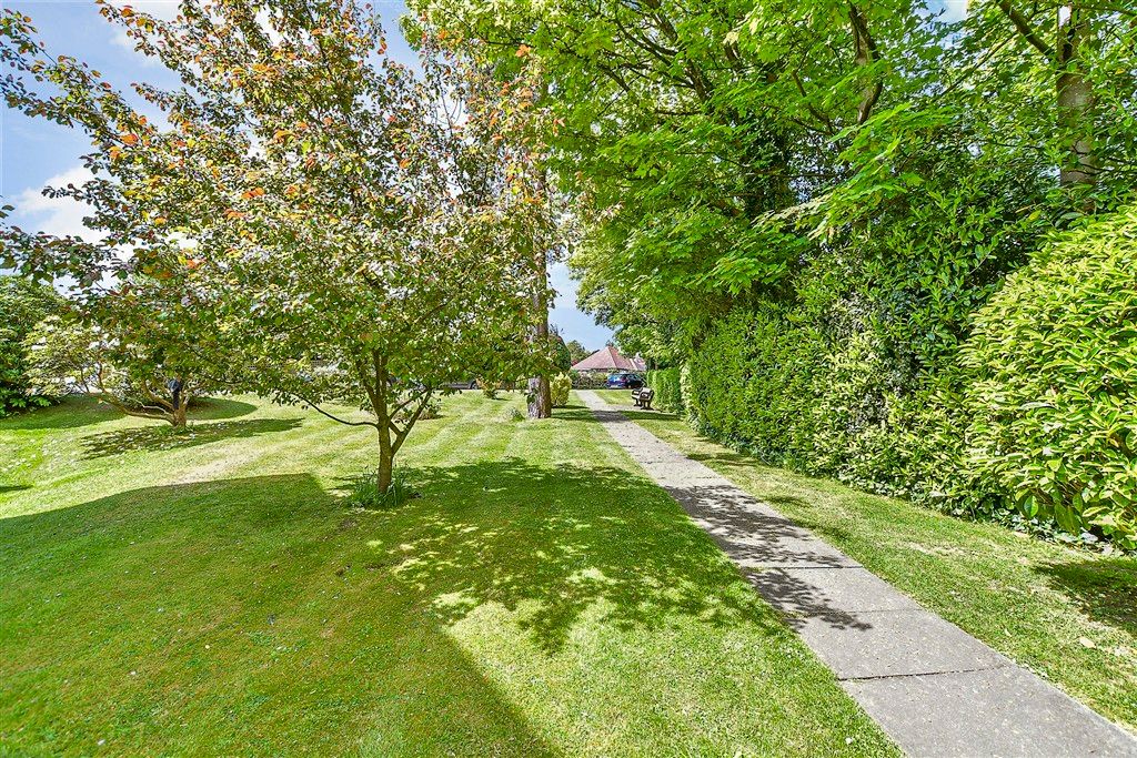 Property photo 2 of 9 Communal Gardens