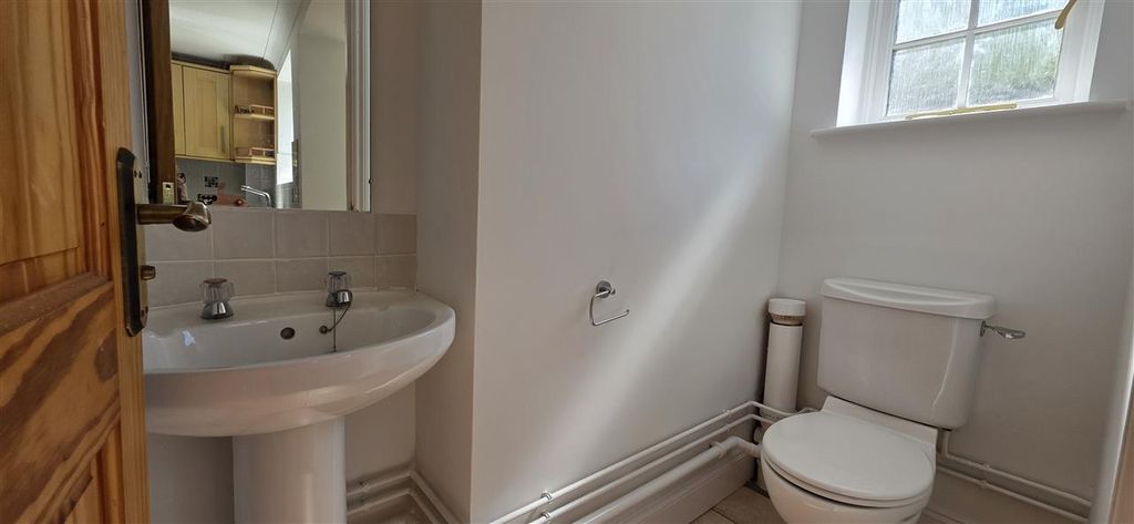 Property photo 3 of 11 Cloakroom