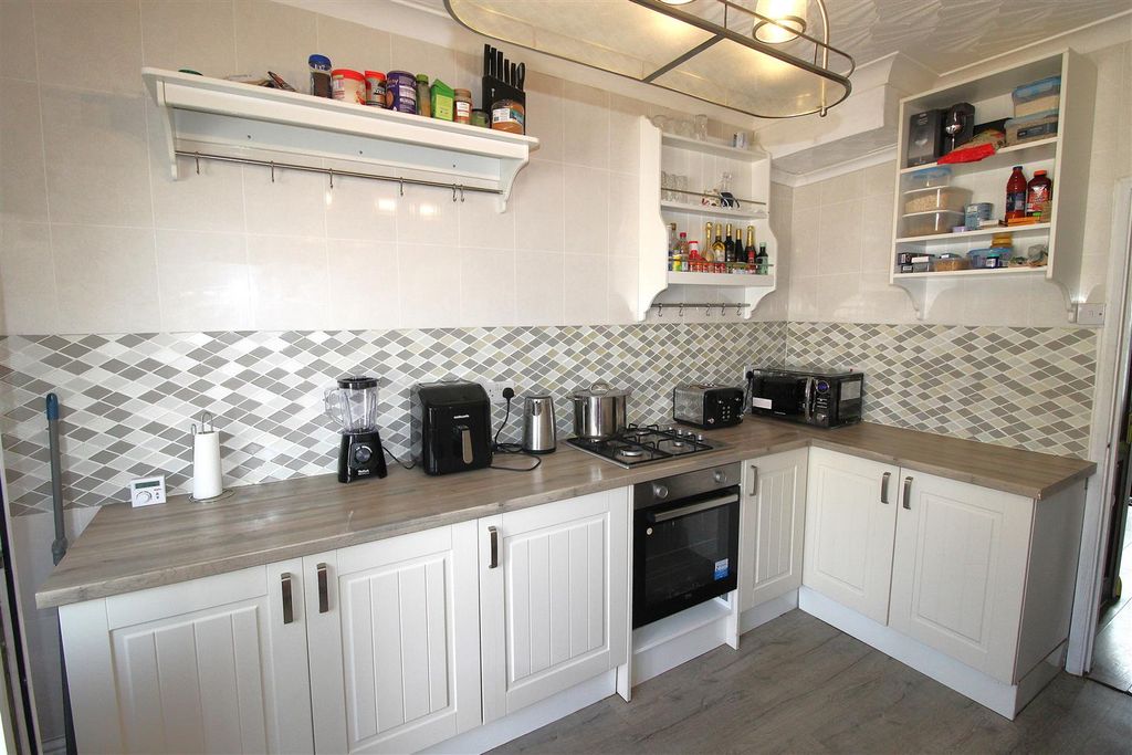 Property photo 3 of 11 Kitchen