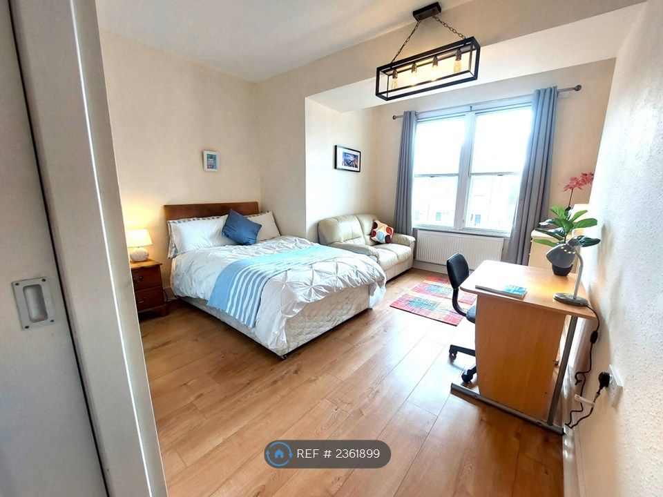 Property photo 3 of 23 Room 5