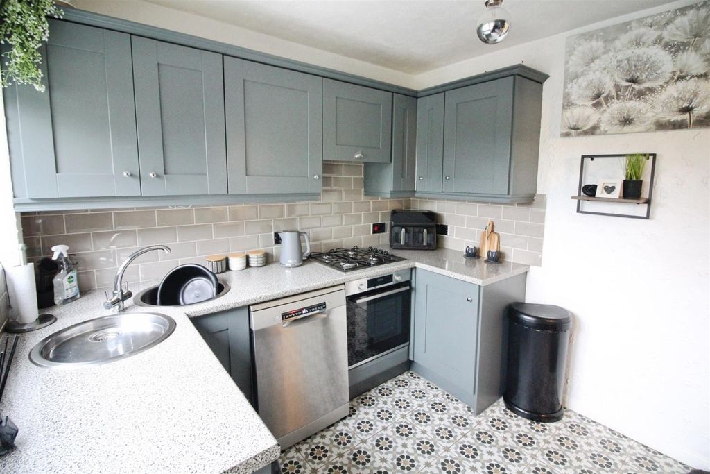 Property photo 3 of 18 Kitchen