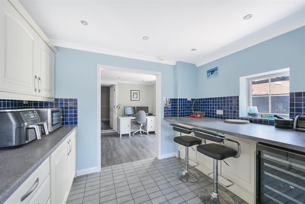 Property photo 3 of 21 Lyme Regis Road, 38 (12).Jpg