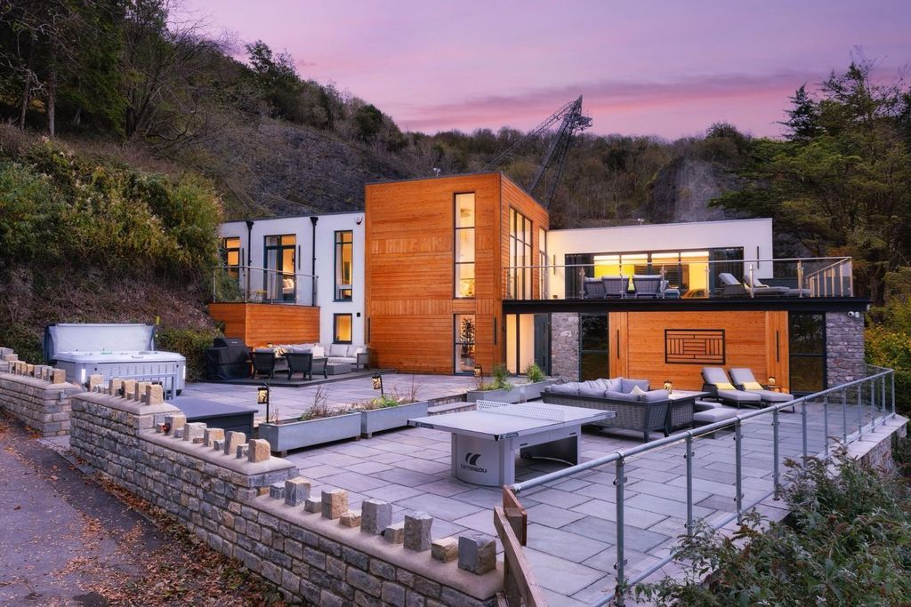 Property photo 1 of 42