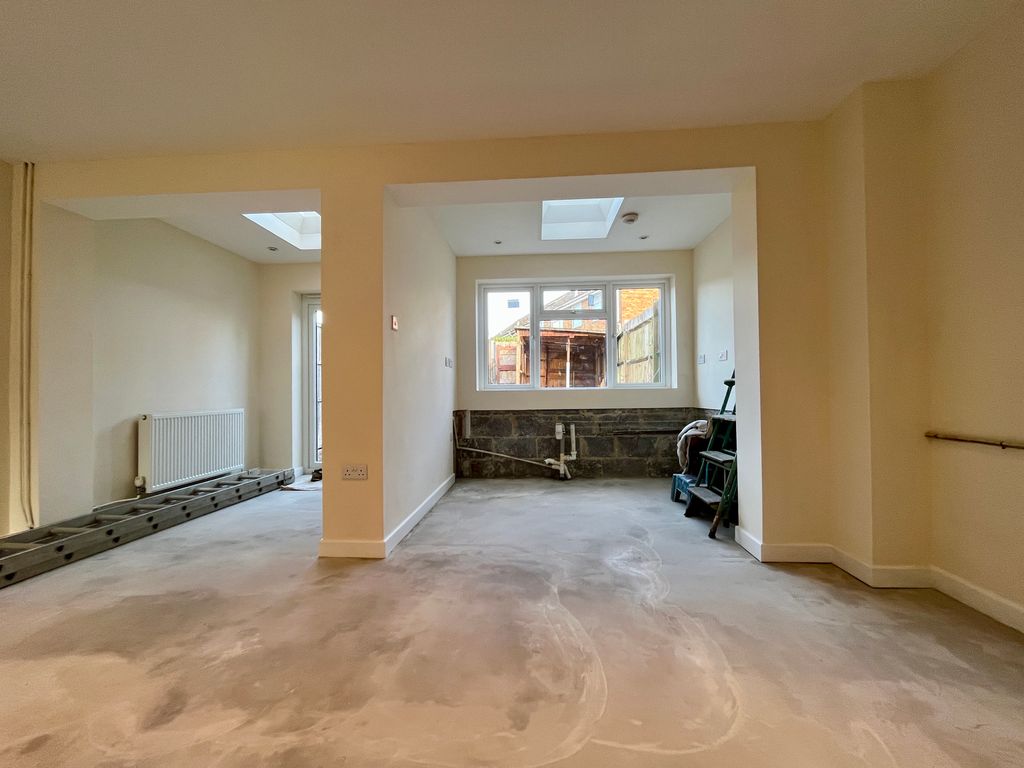 Property photo 3 of 11 Kitchen