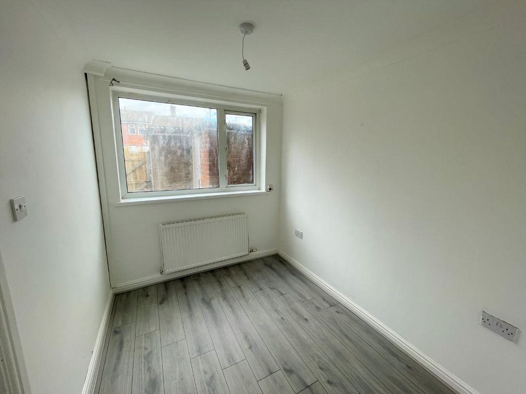 Property photo 3 of 10 Dining