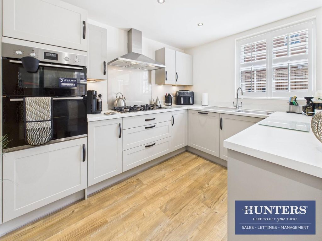 Property photo 3 of 18 Kitchen