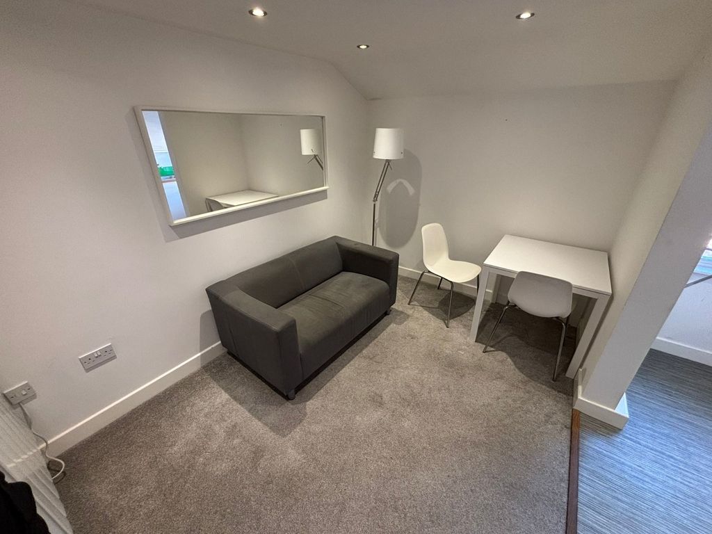 Property photo 3 of 6 Lounge