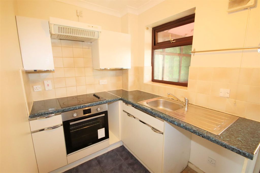 Property photo 2 of 18 Fitted Kitchen
