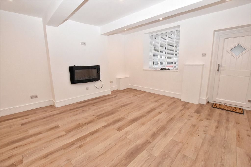 Property photo 3 of 14 Lounge