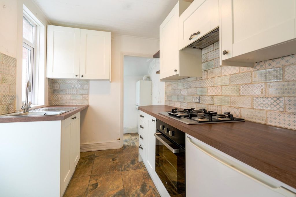 Property photo 3 of 8 Kitchen