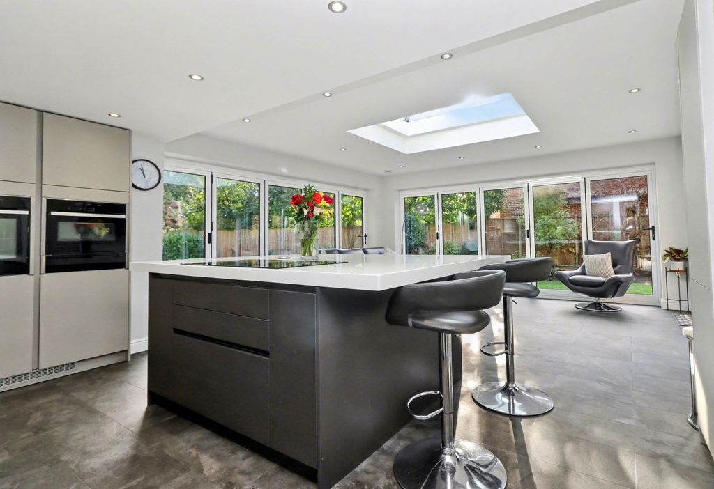 Property photo 2 of 28