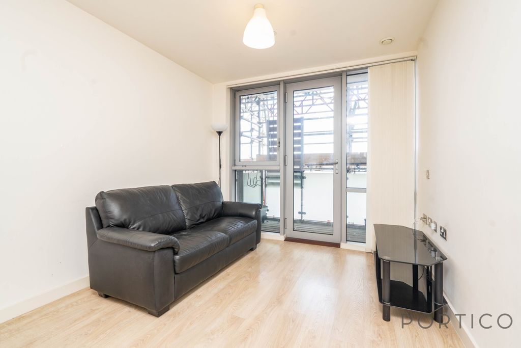 Property photo 3 of 10 liv2