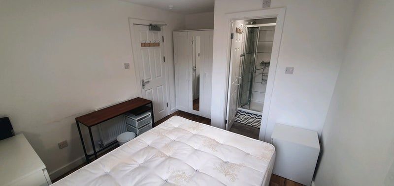 Property photo 2 of 11 Bright, Simply Furnished Double Bedroom With A Com...