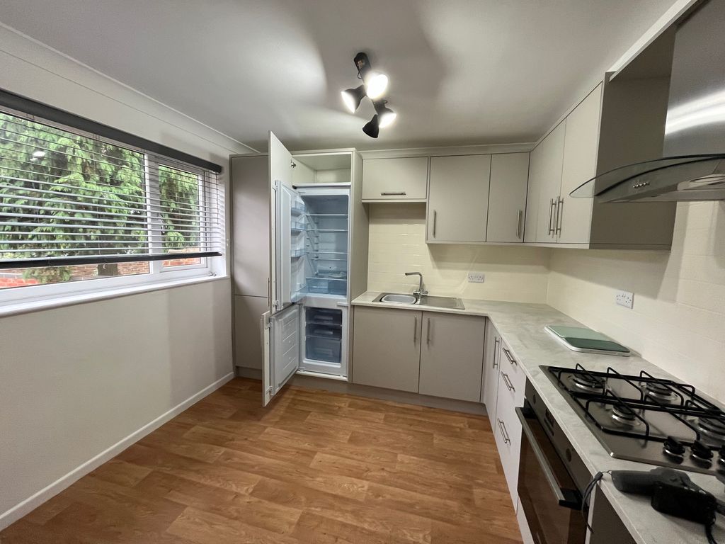 Property photo 3 of 11 Kitchen