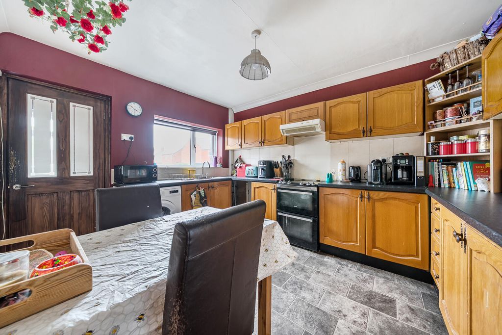 Property photo 3 of 19 Kitchen