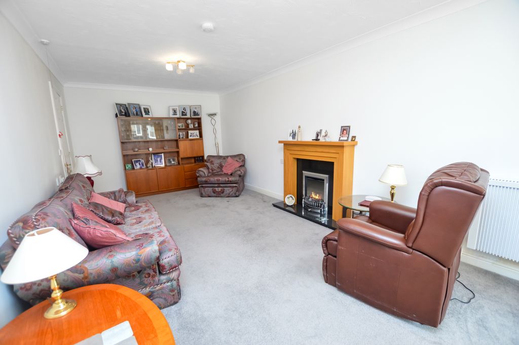 Property photo 3 of 17 Lounge/ Dining Room