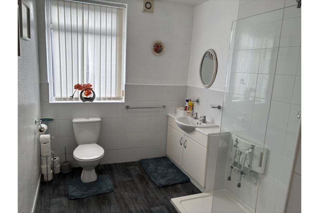 Property photo 3 of 11 Bathroom