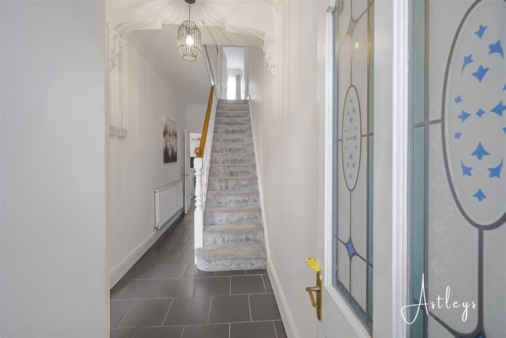 Property photo 2 of 21 Hallway