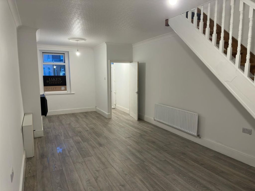Property photo 3 of 12 Livingroom
