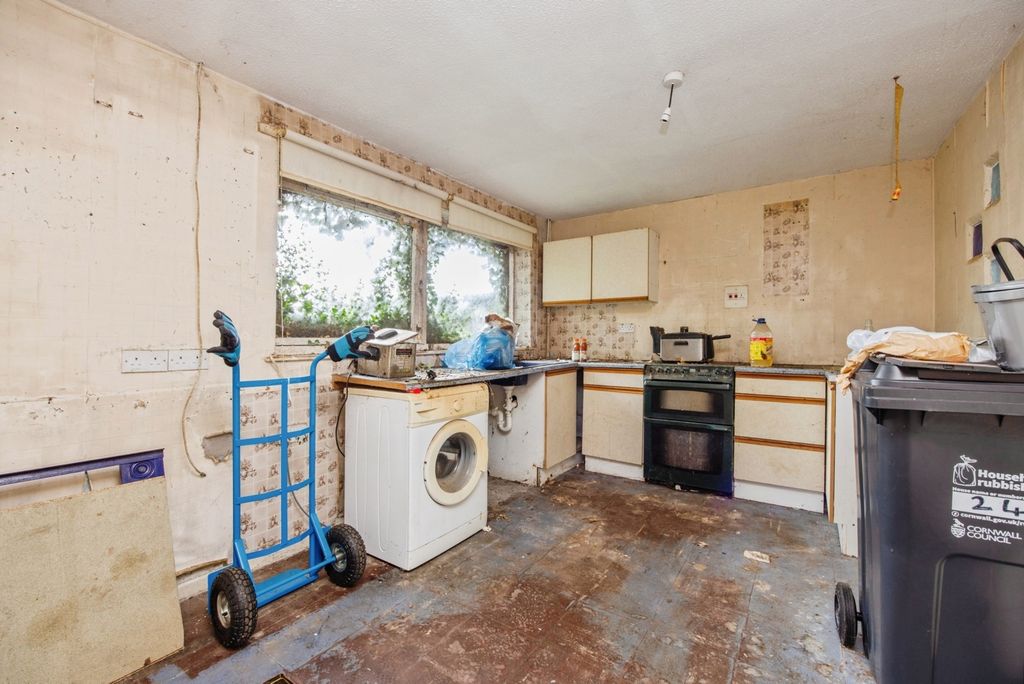 Property photo 3 of 16 Kitchen