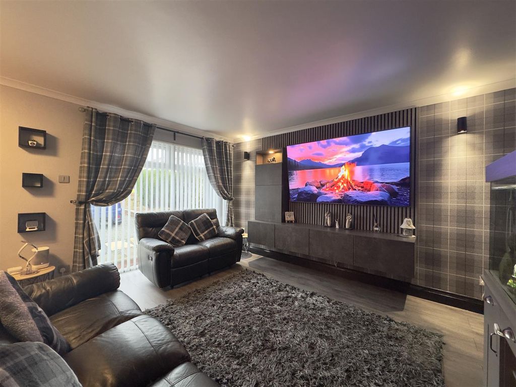 Property photo 3 of 17 Lounge