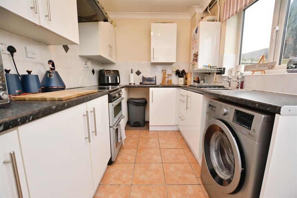 Property photo 2 of 16 Kitchen