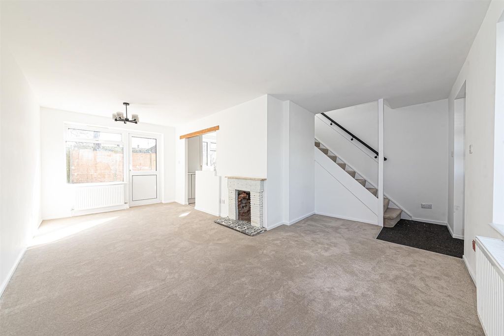 Property photo 3 of 15 10 Priestwood Avenue (26).Jpg