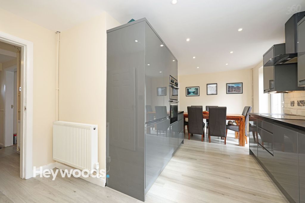 Property photo 2 of 39